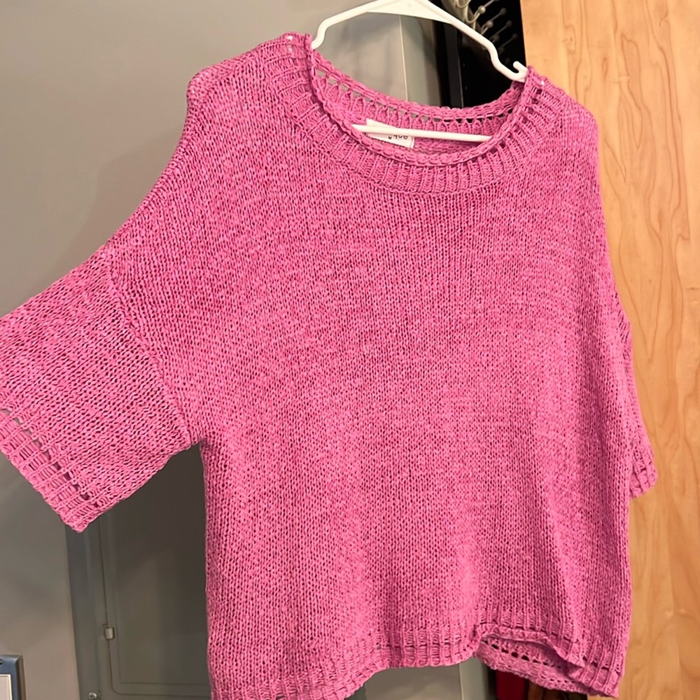 Vestique pink short sleeve sweater